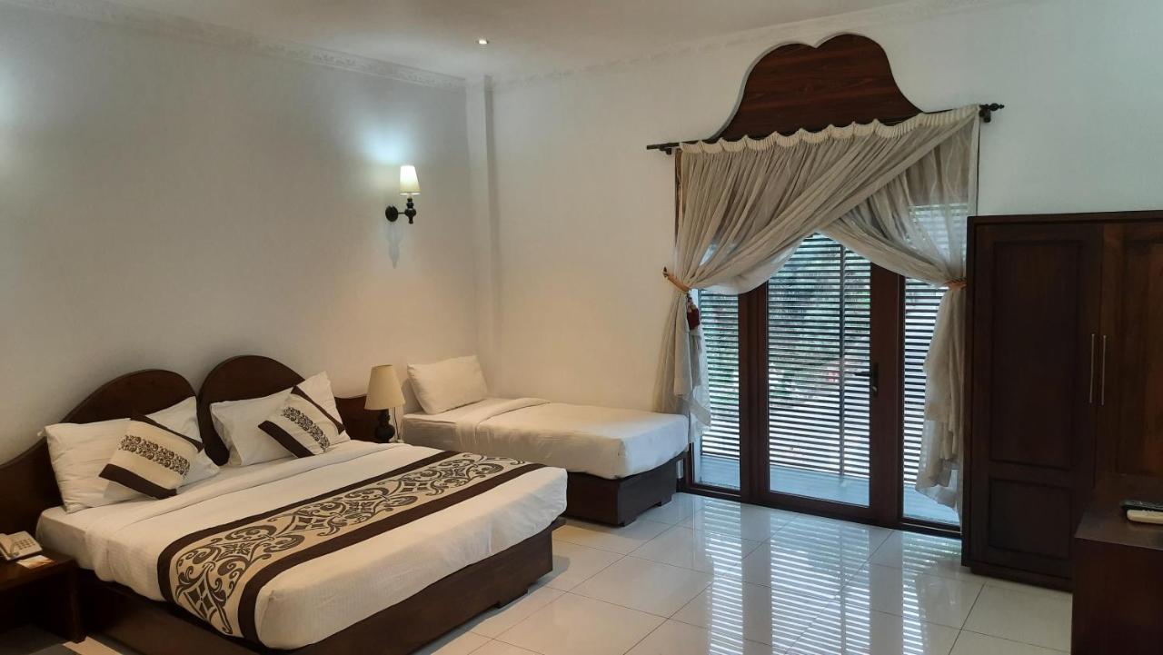 Royal Kandyan Luaran gambar