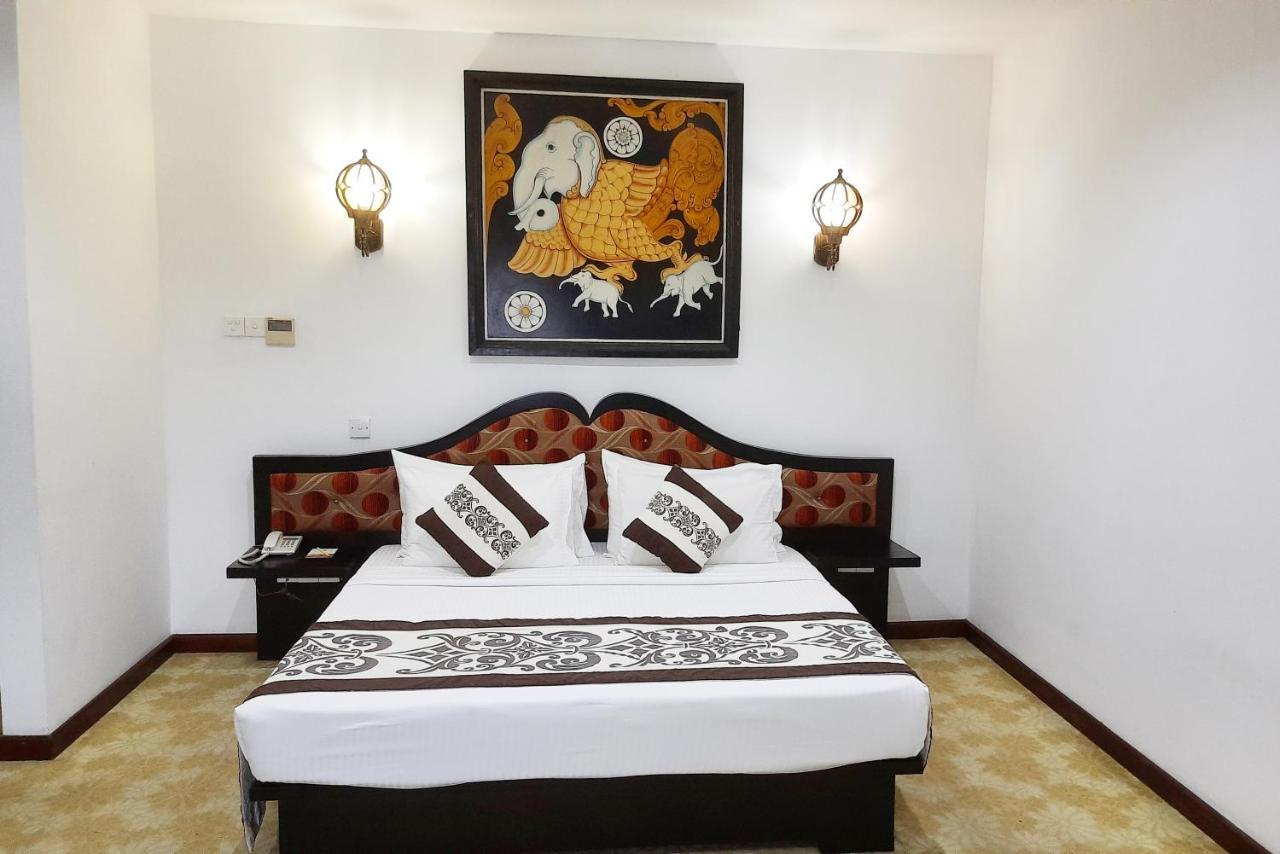 Royal Kandyan Luaran gambar