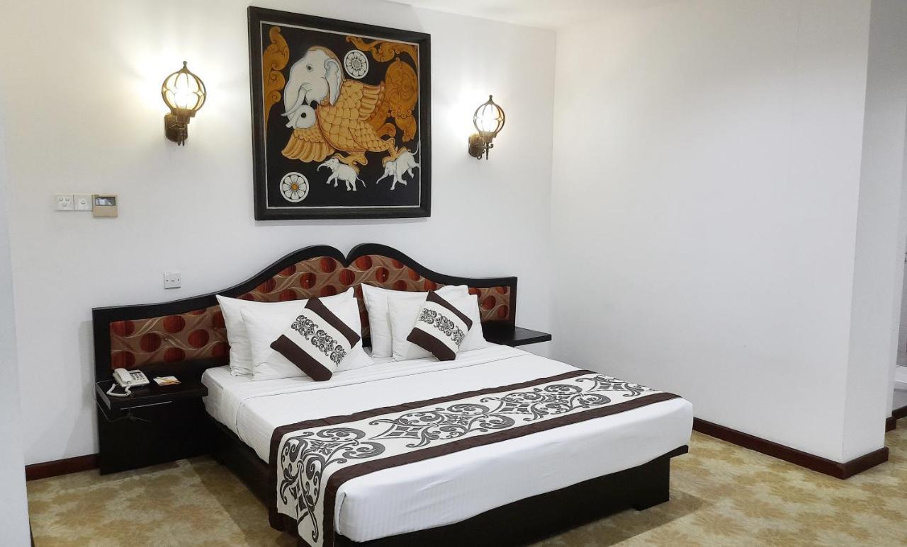 Royal Kandyan Luaran gambar