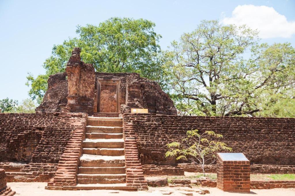 Royal Kandyan Luaran gambar