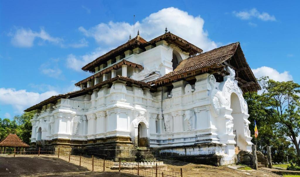 Royal Kandyan Luaran gambar