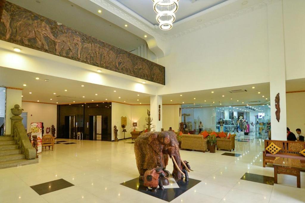 Royal Kandyan Luaran gambar