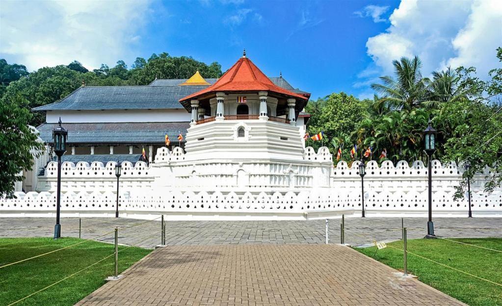 Royal Kandyan Luaran gambar