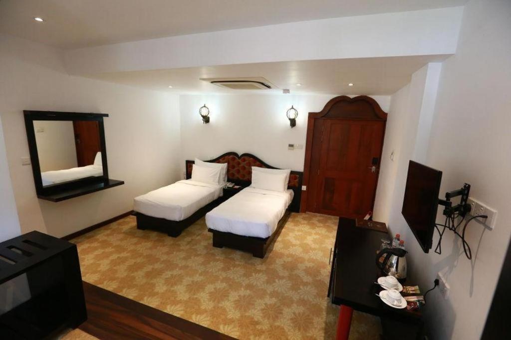 Royal Kandyan Luaran gambar