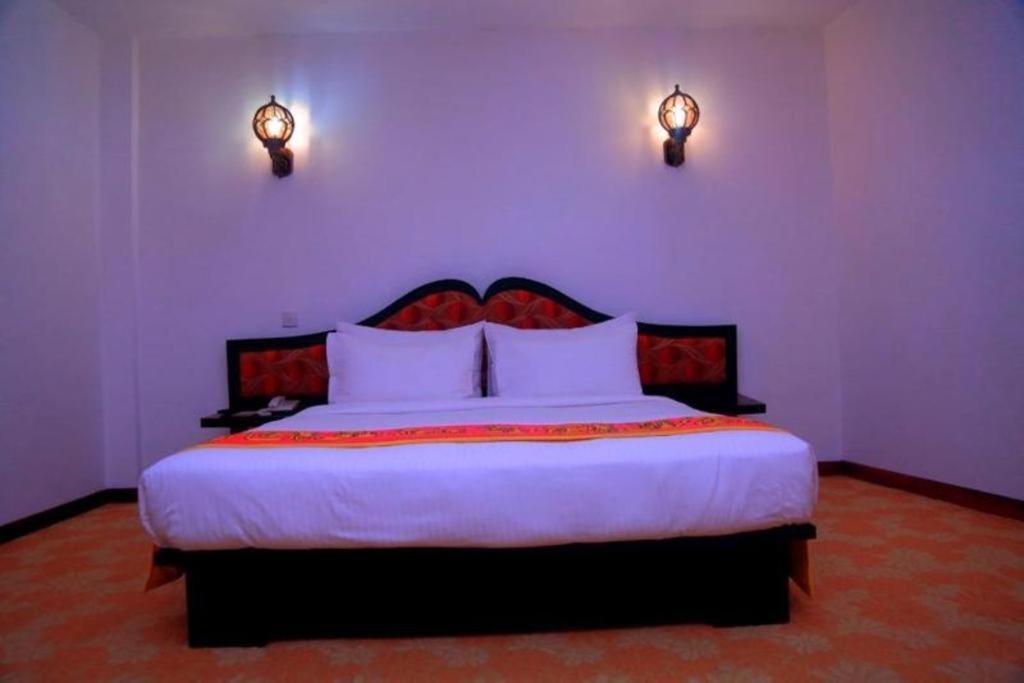 Royal Kandyan Luaran gambar