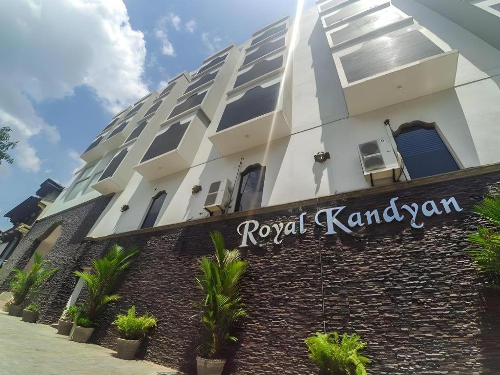 Royal Kandyan Luaran gambar