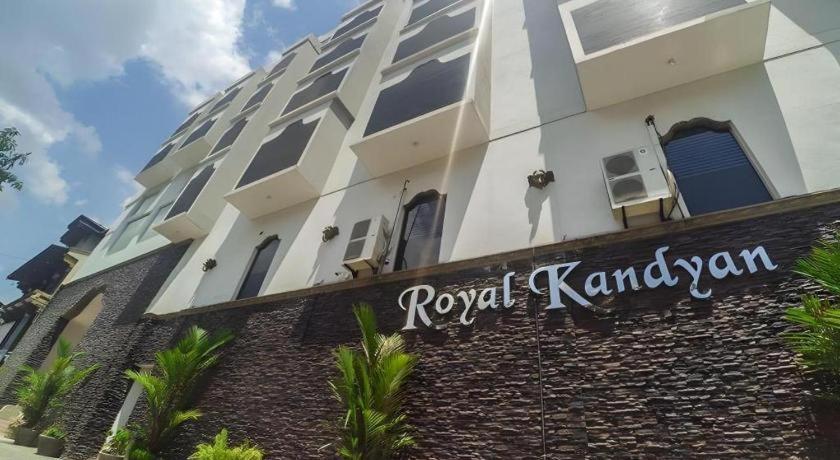Royal Kandyan Luaran gambar