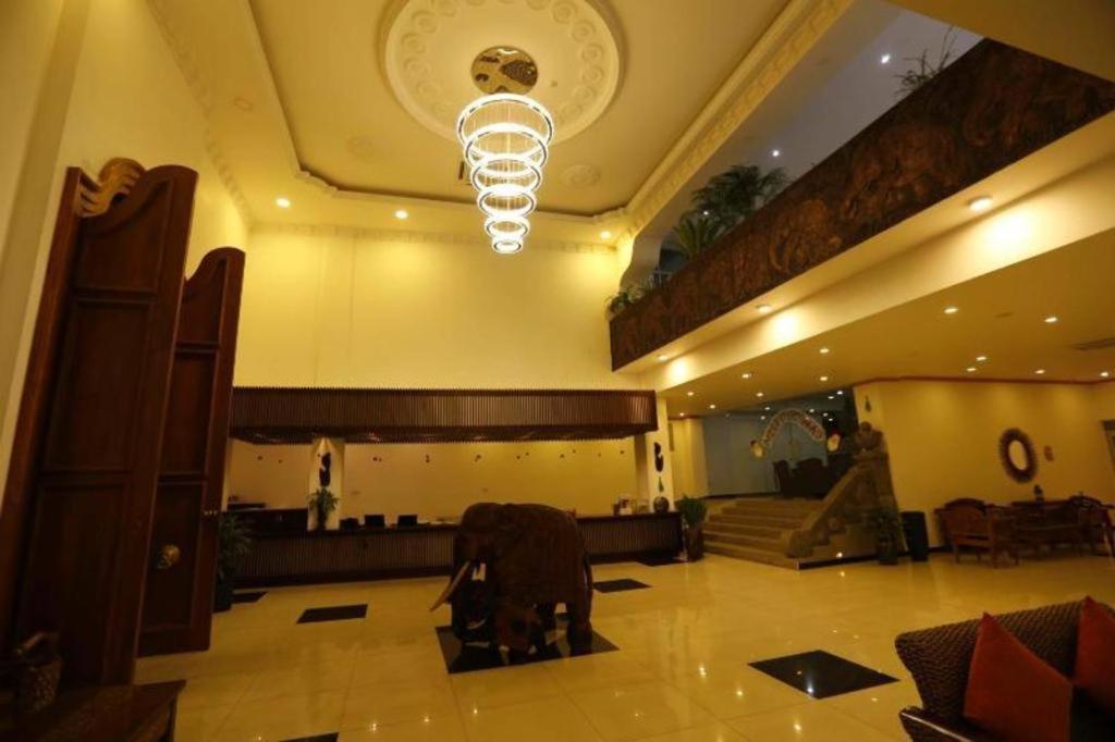 Royal Kandyan Luaran gambar